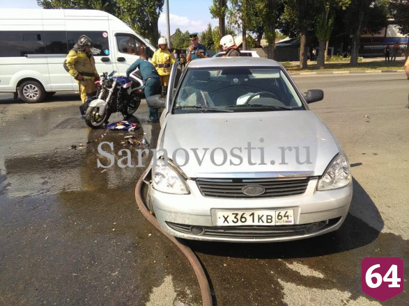 В Энгельсе мотоциклист упал под легковушку и сломал ногу
