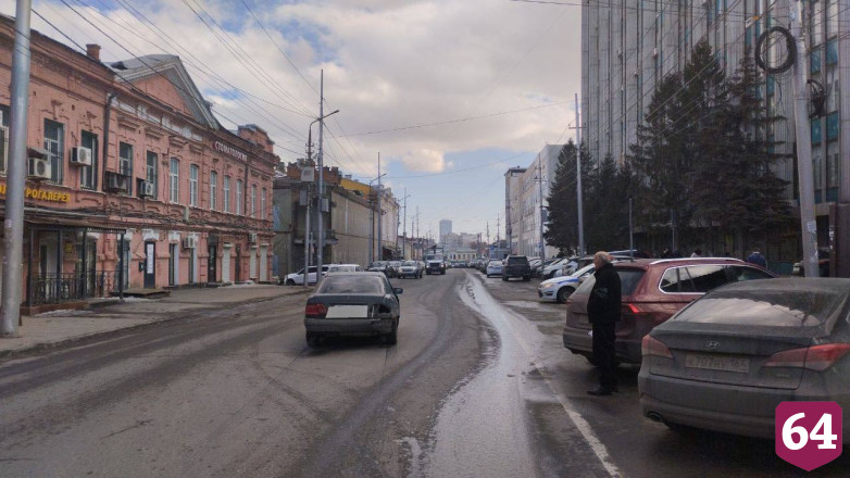 В центре Саратова «Мерседес» сбил мужчину