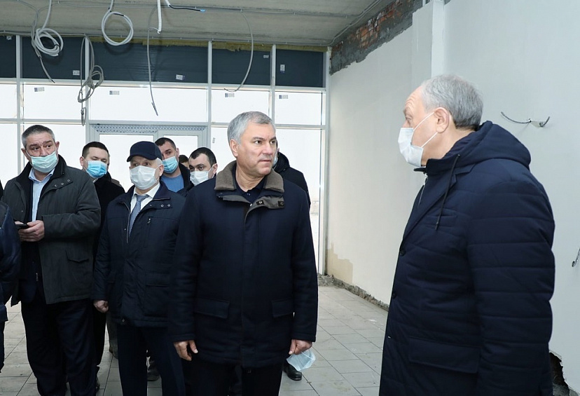 Володин потребовал для врачей инфекционного центра достойную зарплату
