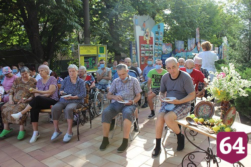 В Энгельсском доме-интернате отметили Яблочный Спас
