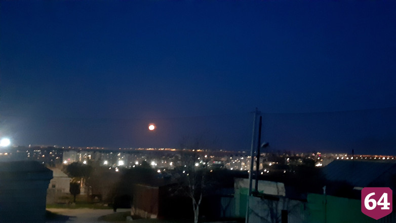 Жители Саратова в соцсетях делятся фотографиями полной Луны