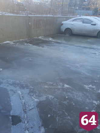 В Саратове двор из-за коммунальной аварии превратился в каток