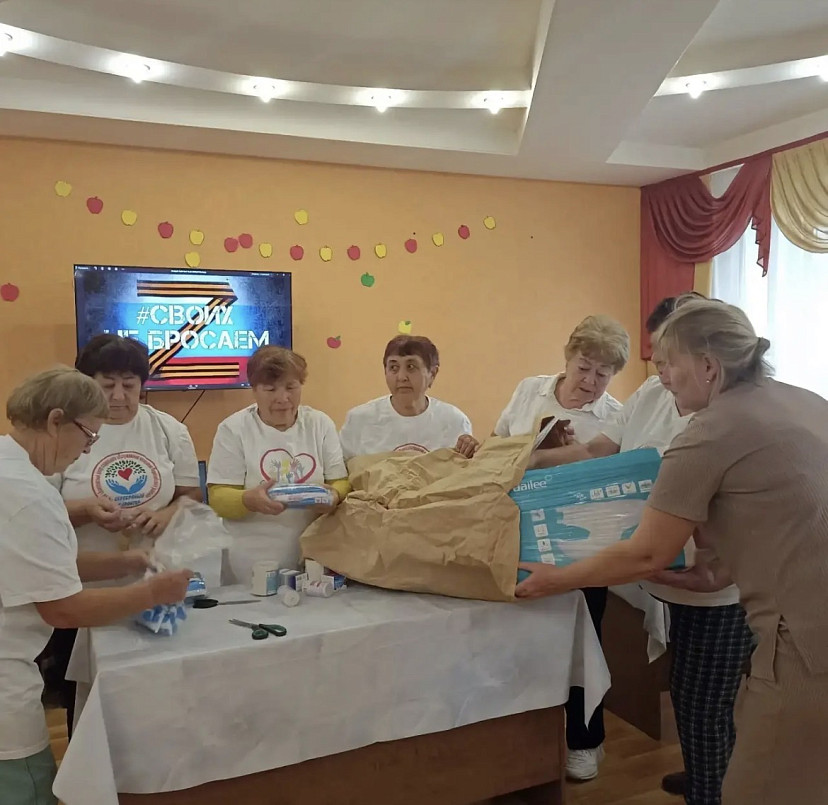 Саратовские волонтеры собирают посылки с лекарствами и бинтами для участников СВО