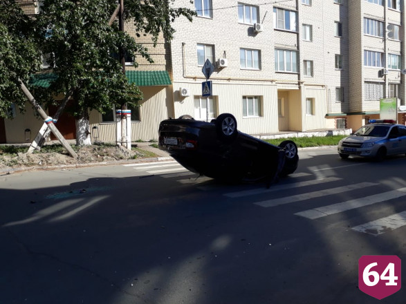 «Шкода» под управлением автоледи на перекрестке опрокинулась на крышу