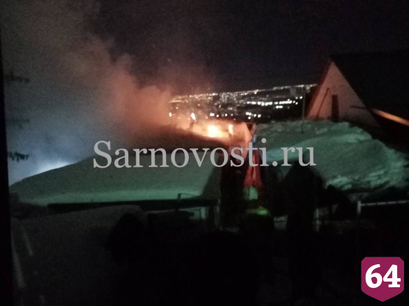 В Саратове пожарные тушили полыхающую баню 