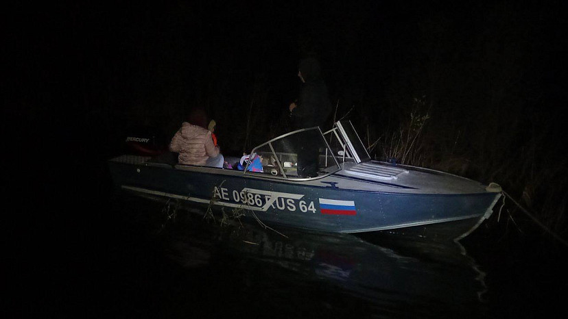 На Волге спасатели эвакуировали семью с ребенком