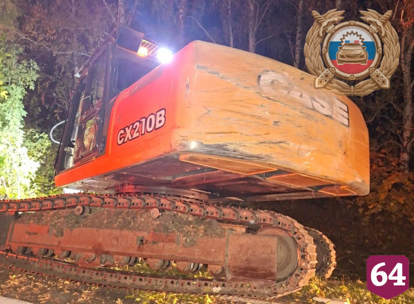 В Саратовской области грузовик протаранил экскаватор