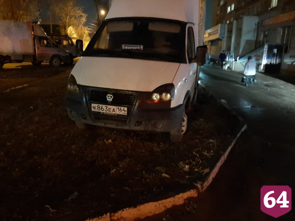 Жители Энгельса просят наказать автохама за парковку на газоне