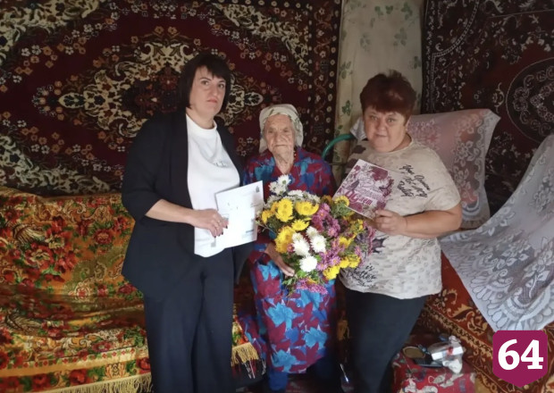 Саратовскую долгожительницу с 99-летием поздравили президент и губернатор 
