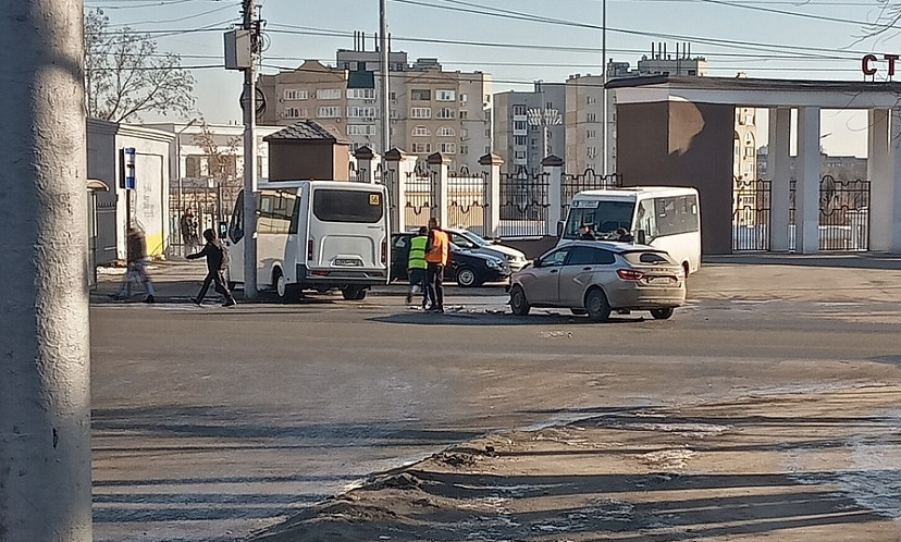 Легковушка протаранила маршрутку у стадиона «Спартак»