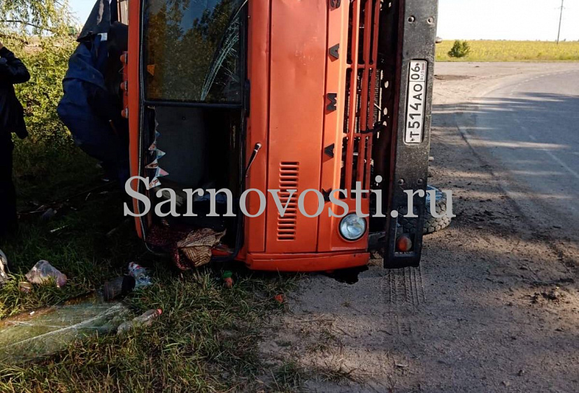 На трассе под Саратовом опрокинулся грузовик 