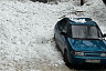 В Саратове рухнувший с крыши снег повредил автомобиль 
