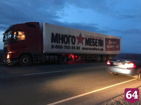 На окраине Саратова произошло массовое ДТП с грузовиком «Много мебели» 