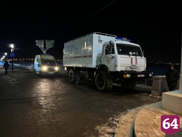 Жители Саратова пришли ночью на крещенские купания семьями