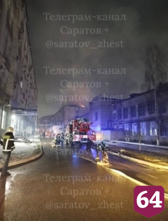 В Саратове 50 пожарных тушили здание на территории завода