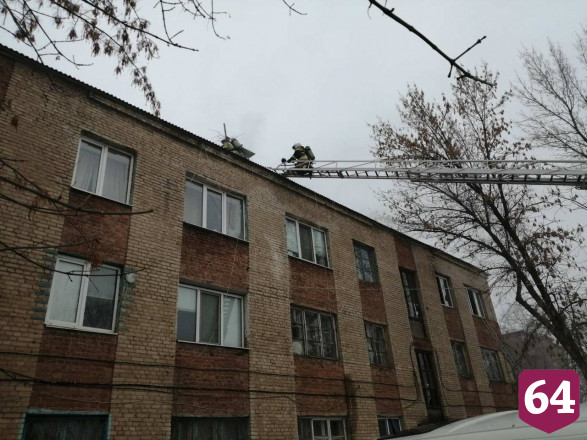 Из горящего дома под Саратовом эвакуировали 40 человек