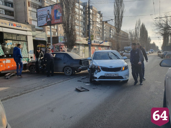 В массовой аварии с троллейбусом пострадала автоледи