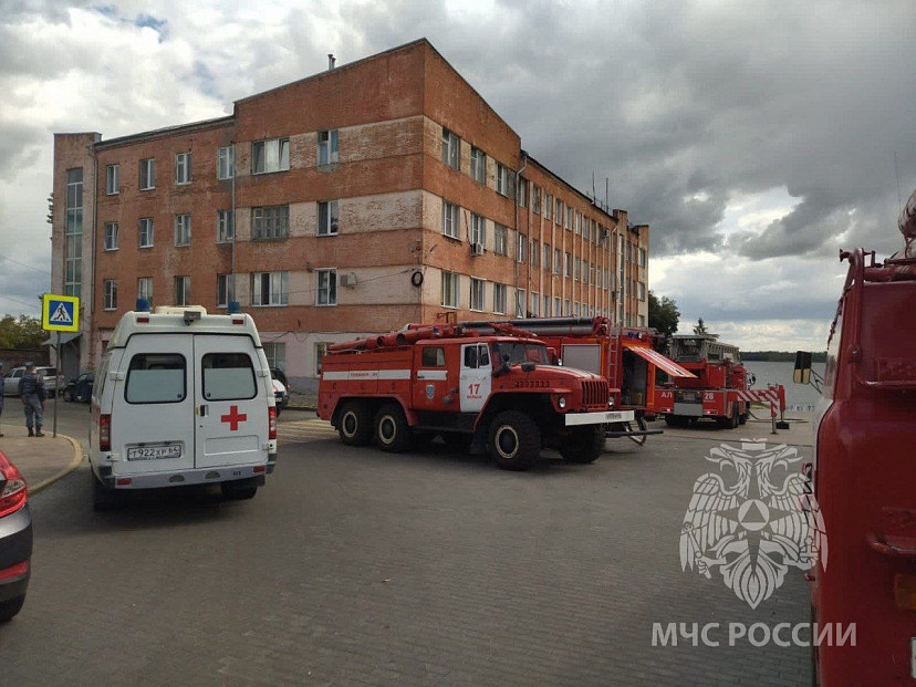 Саратовские пожарные эвакуировали 10 жильцов горящего дома