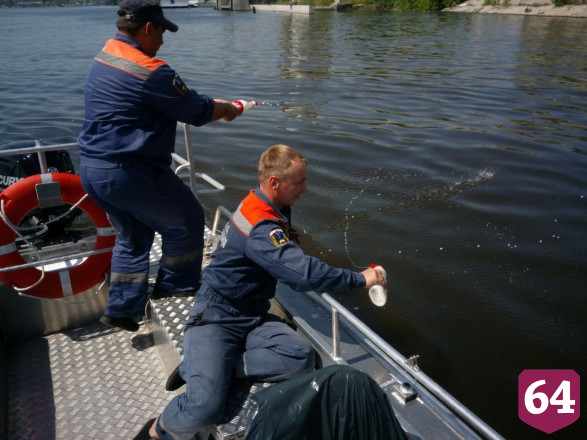 У лодочной базы Саратова в Волге обнаружили нефтяные пятна