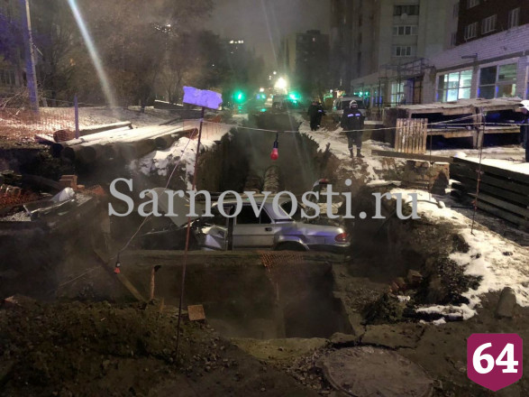 В Саратове автомобиль с пьяным водителем провалился в траншею