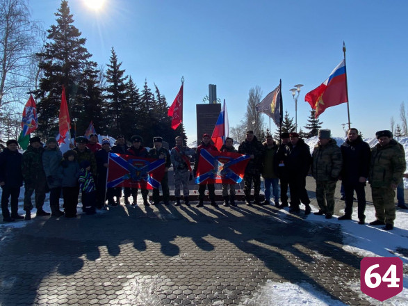 В Саратове развернули 200-метровую копию Знамени Победы