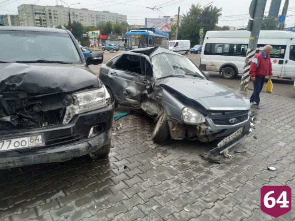Автомобили вынесло на тротуар торгового центра в Энгельсе