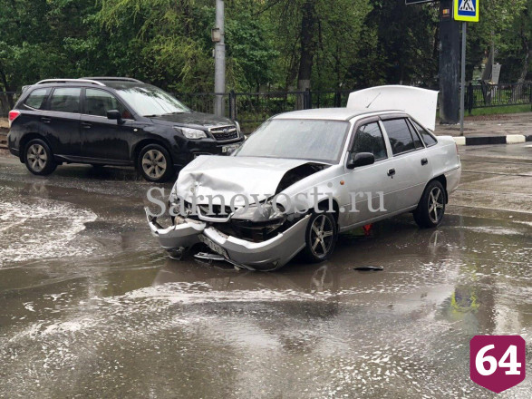 В столкновении легковушек возле СГУ ранена девушка