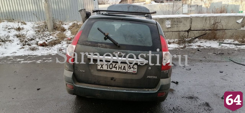 В Саратове водитель легковушки врезался в бетонное ограждение 