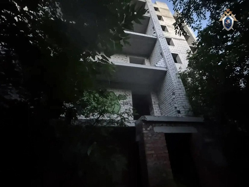 В Саратове упала со 2-го этажа заброшенного дома и разбилась 11-летняя девочка