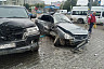 Автомобили вынесло на тротуар торгового центра в Энгельсе