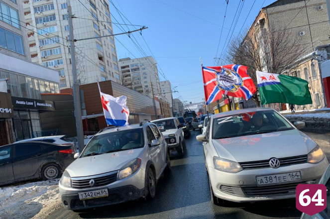 В Саратове развернули 200-метровую копию Знамени Победы