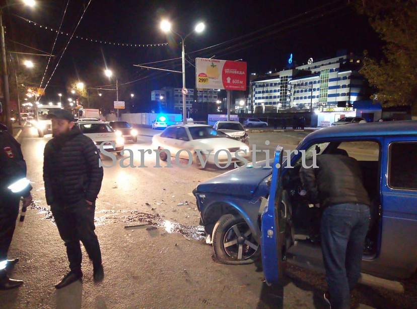 В Саратове пьяный водитель внедорожника протаранил машины