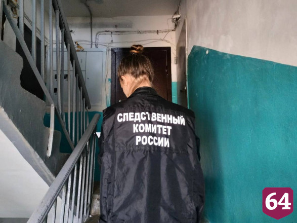 Саратовца нашли мертвым в подъезде собственного дома