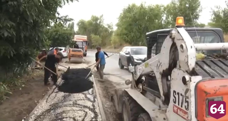 В Энгельсе продолжается ремонт тротуаров