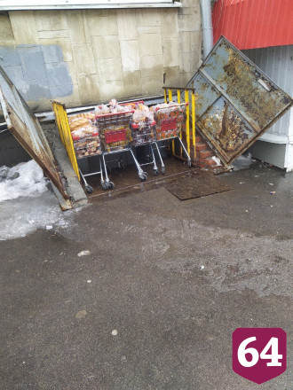 В Саратове магазин выставил хлеб под ручьи с крыши