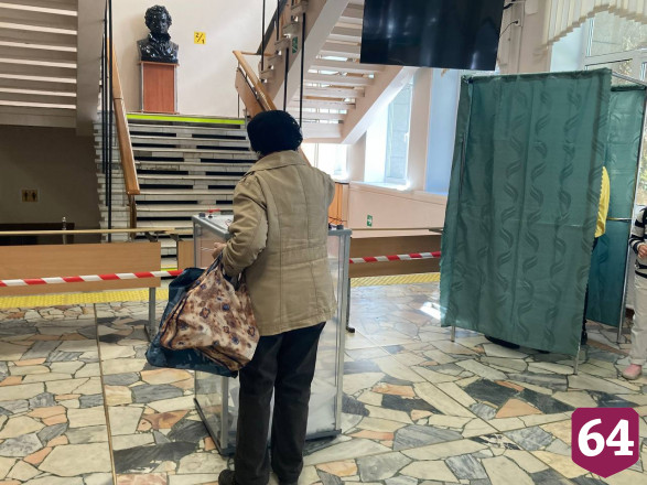 Жители Саратова приходят на выборы семьями