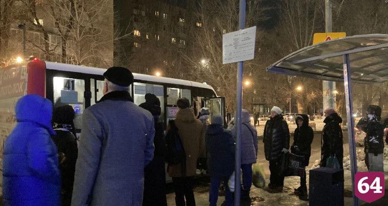 Чиновники вместе с саратовцами постояли в очереди на маршрутку 
