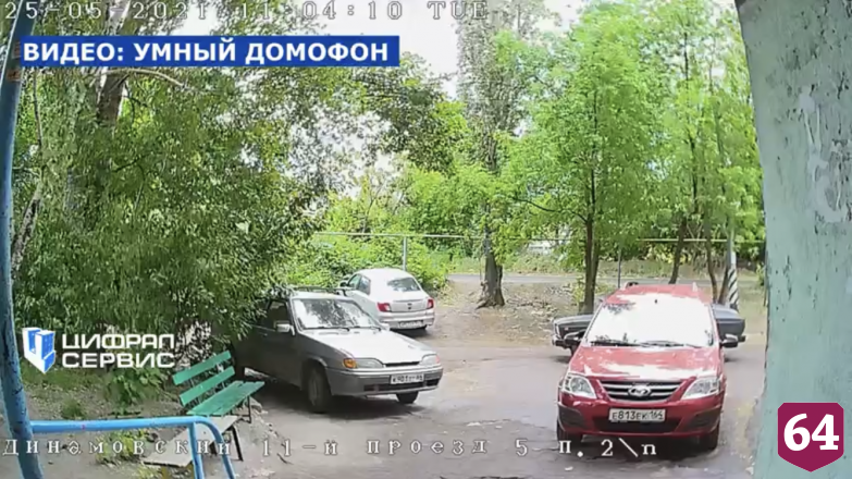 В Саратове автоледи протаранила машину у подъезда и скрылась