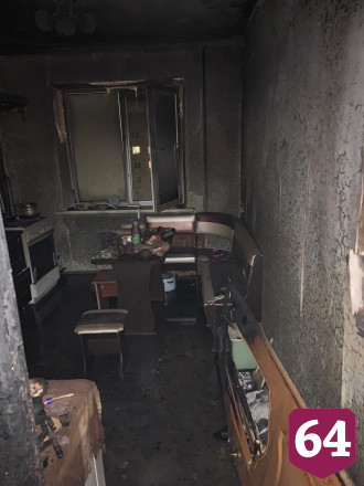 На балконе десятого этажа нашли труп хозяина сгоревшей квартиры 