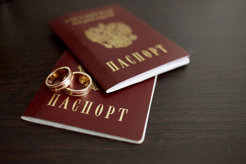 Саратовцев пригласили заключить брак в День поцелуев 