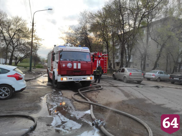 В Энгельсе пожар уничтожил автомойку с сауной