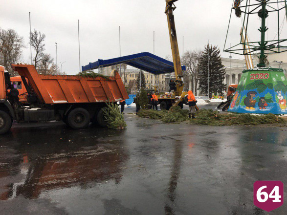 На Театральной площади устанавливают главную елку Саратовской области.   