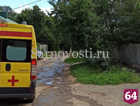 В Саратове огонь уничтожил баню пенсионера 