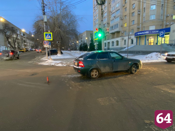 В одно время саратовские водители сбили женщину и подростка