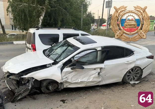 В Саратовской области водитель и пассажир «Лексуса» разбились в ДТП