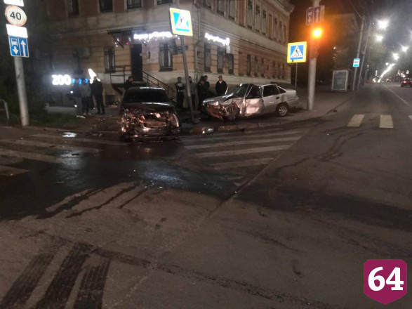 В центре Саратова автомобили вынесло на тротуар