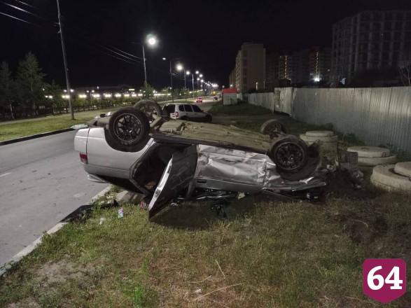 В Саратове легковушка перевернулась на крышу после ДТП 
