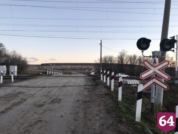 Под Саратовом локомотив на переезде сбил «Ниву»