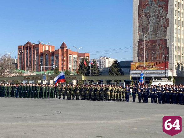 В Саратове состоялось торжественное прохождение войск в честь Дня Победы