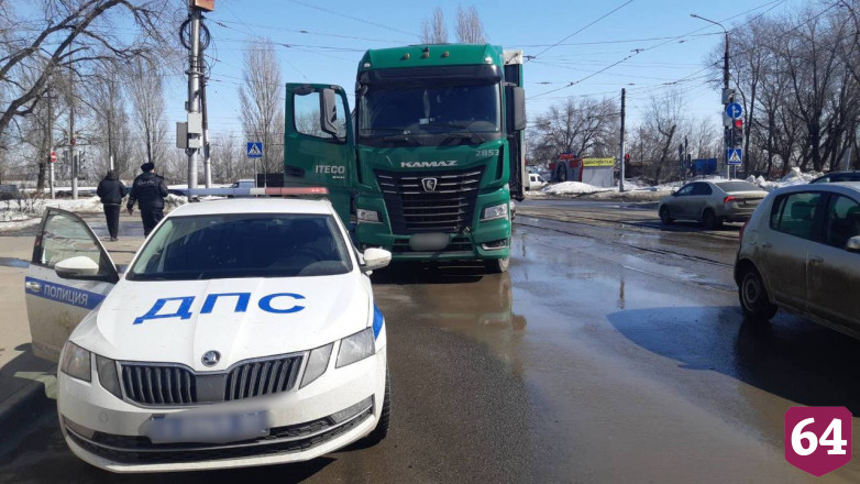 В Саратове фура сбила пенсионера